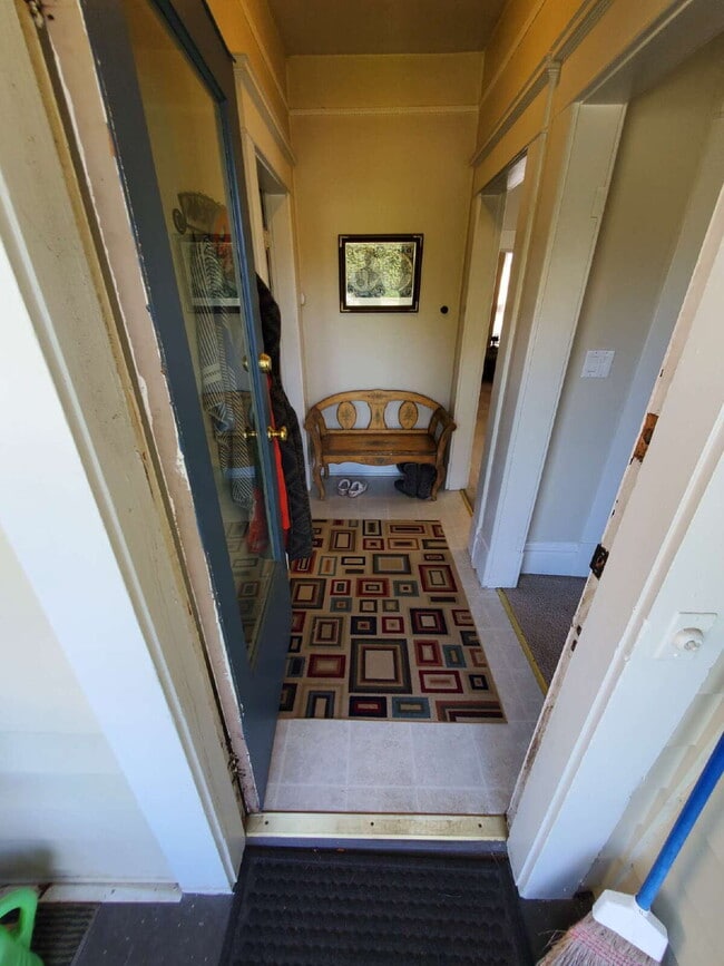 Building Photo - Charming 2-Bed Home in Bellingham's Columb...