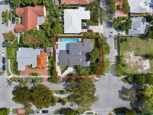 Building Photo - 1651 SW 13th Ave