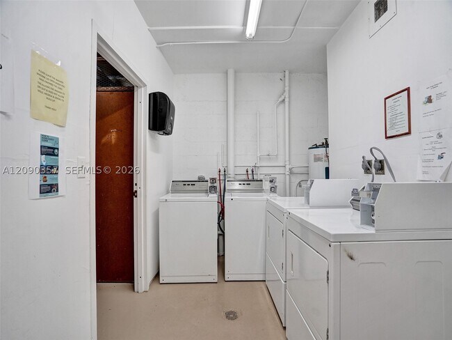 Building Photo - 400 N Riverside Dr