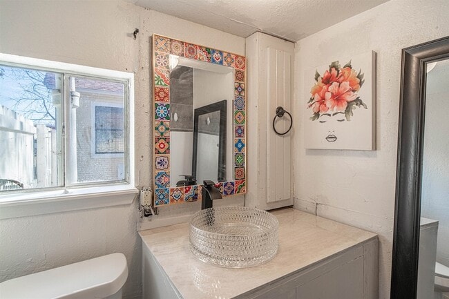 Building Photo - 716 E Losoya St