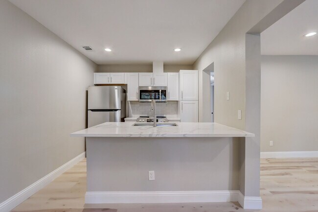Building Photo - 5814 Sandhurst Ln