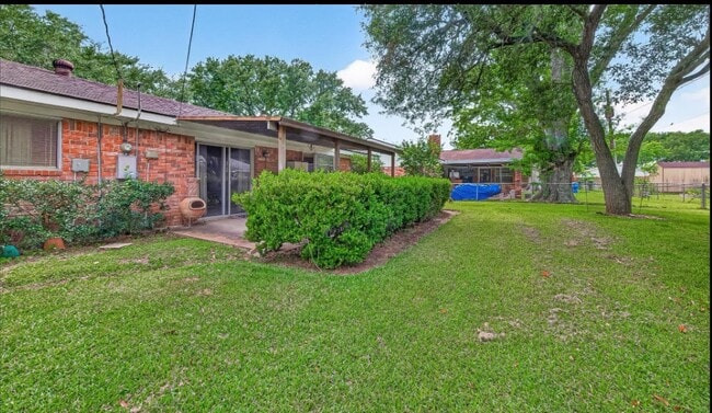 Building Photo - 2220 Ripple Creek Dr