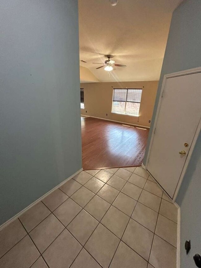 Building Photo - 3830 Kiest Knoll Dr