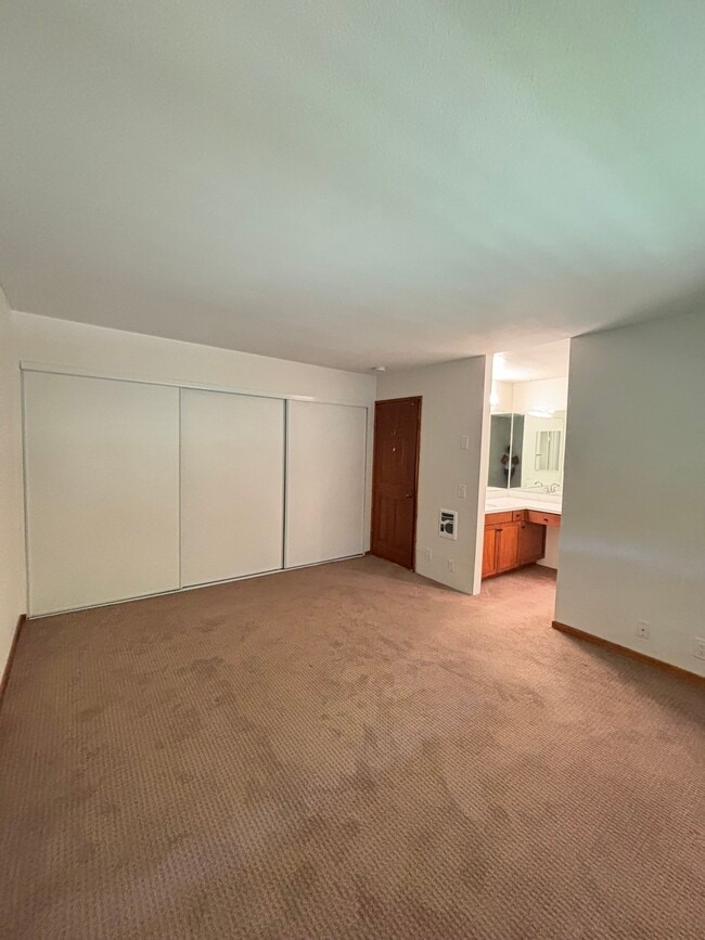 Building Photo - 8860 Villa La Jolla Dr