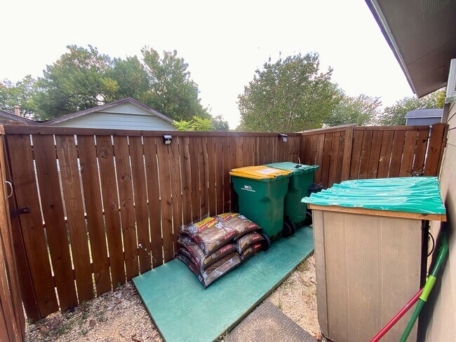 Building Photo - Modern Design 3 Bedroom 2 Bath, corner lot...