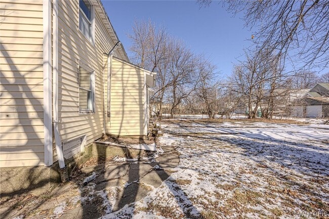 Building Photo - 609 24th St