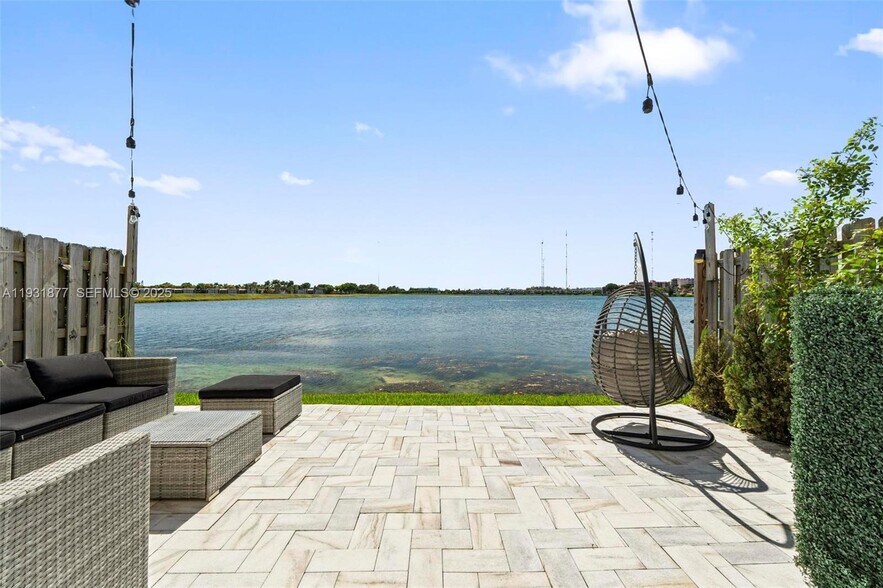 Building Photo - 20544 NE 5th Pl