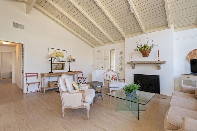 Building Photo - Beautifully updated two bedroom two bath in the heart of Santa Barbara!