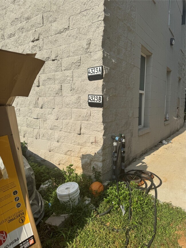 Building Photo - 4323 Continental Dr