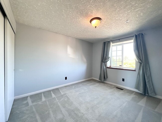 Building Photo - 3 Bed 2.5 Bath 3 Level Home w/ Furnished B...