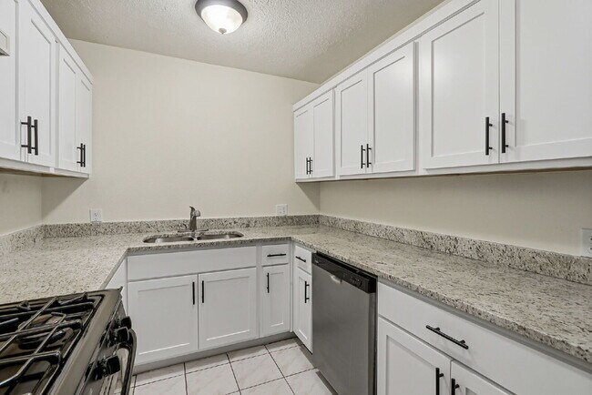 Building Photo - "Charming 3-Bedroom Retreat with 2 Full Baths