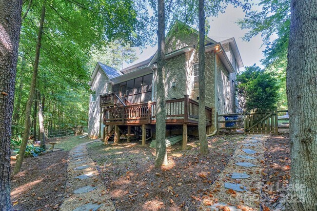 Building Photo - 181 Streamside Pl