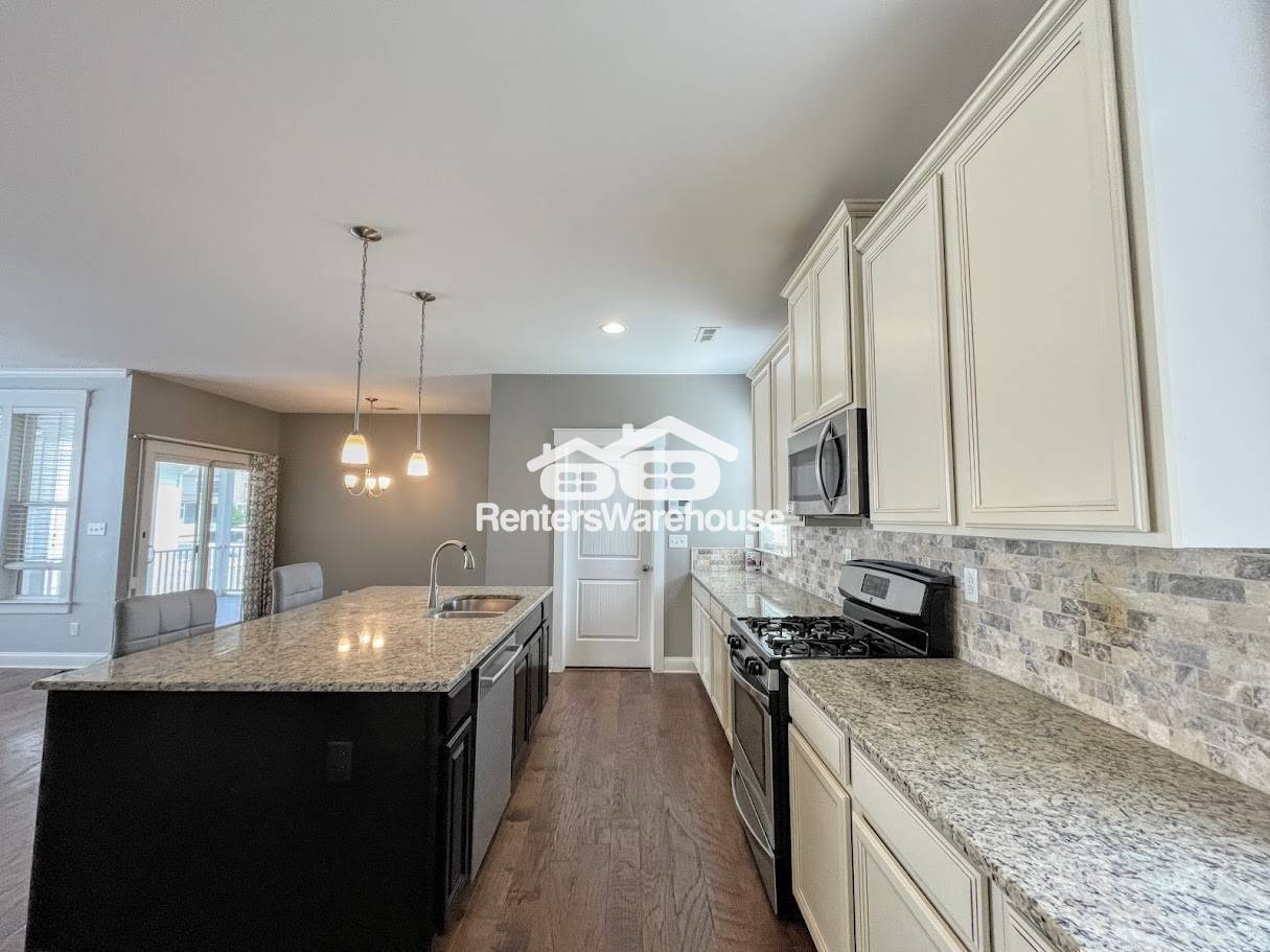 Building Photo - 3304 Patrick Henry Dr