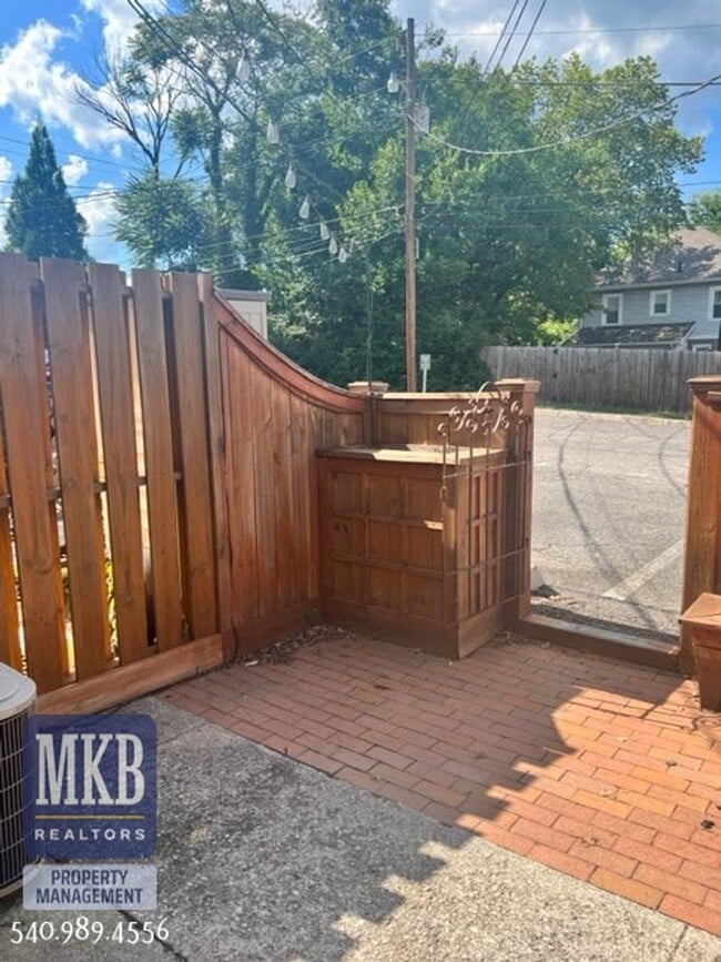 Building Photo - 1817 Bluemont Ave SW