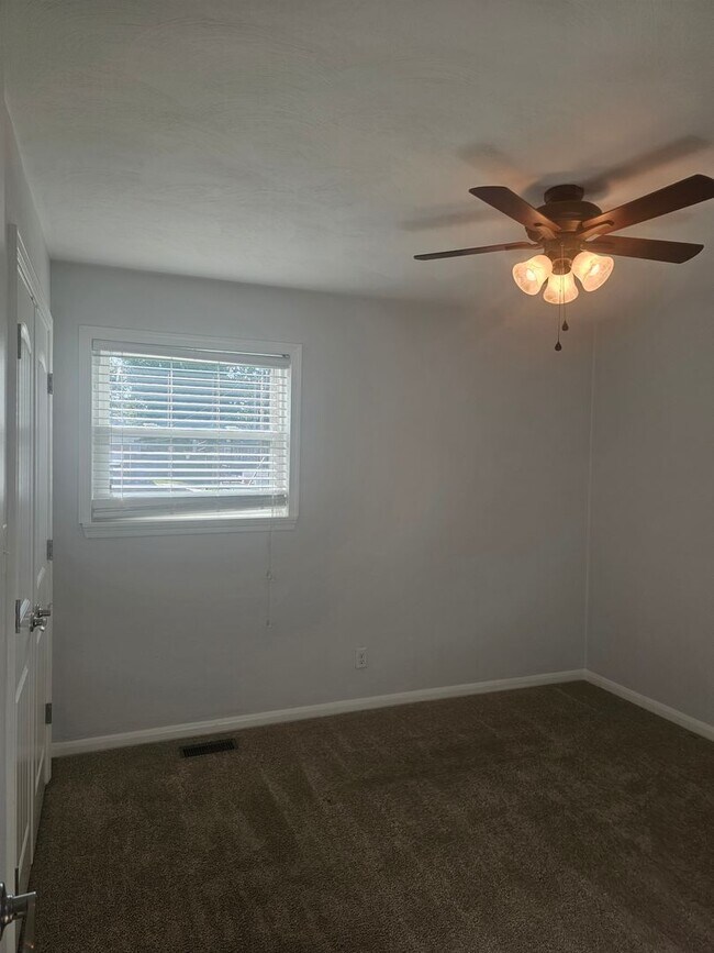 Building Photo - 1068 Sharon Dr