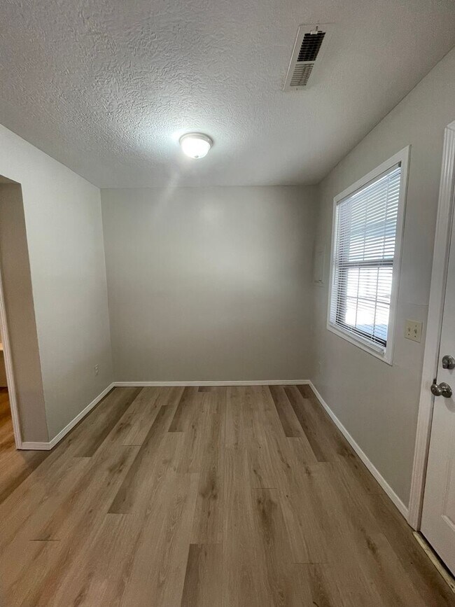 Building Photo - 531-B N Oak Grove Ave