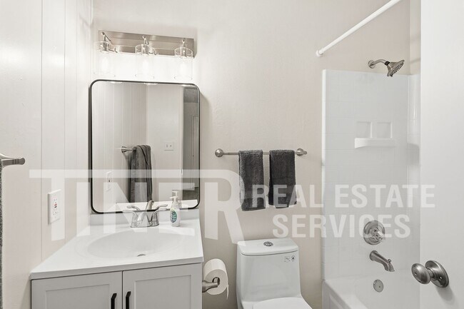 Building Photo - 243 Breuner Dr