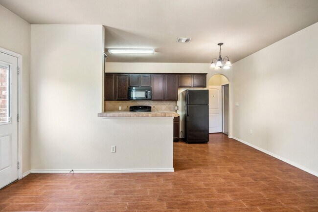 Building Photo - Available Now! Nice 3 Bedroom, 2.5 Bath Duplex located in New Braunfels!