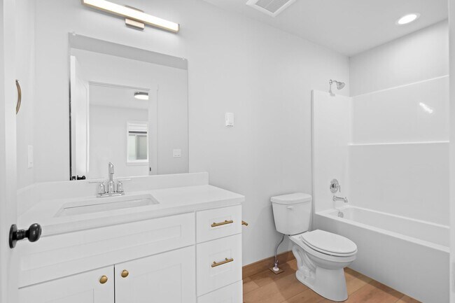 Building Photo - 865 9th St W