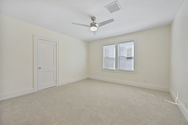 Building Photo - 158 Henry St