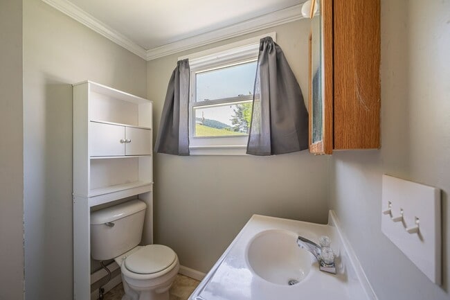 Building Photo - 4 bedroom home in Rich Creek!