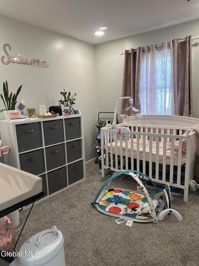 Building Photo - 4 Thoroughbred Ln