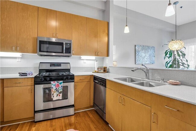 Building Photo - Prime Location