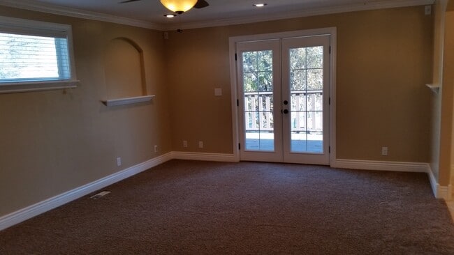 Building Photo - 5787 Lakeside Dr