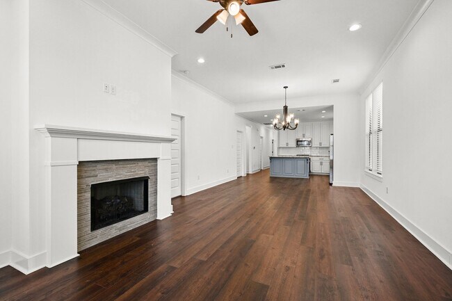 Building Photo - 4 bedroom, 2 bath home in the heart of Cen...