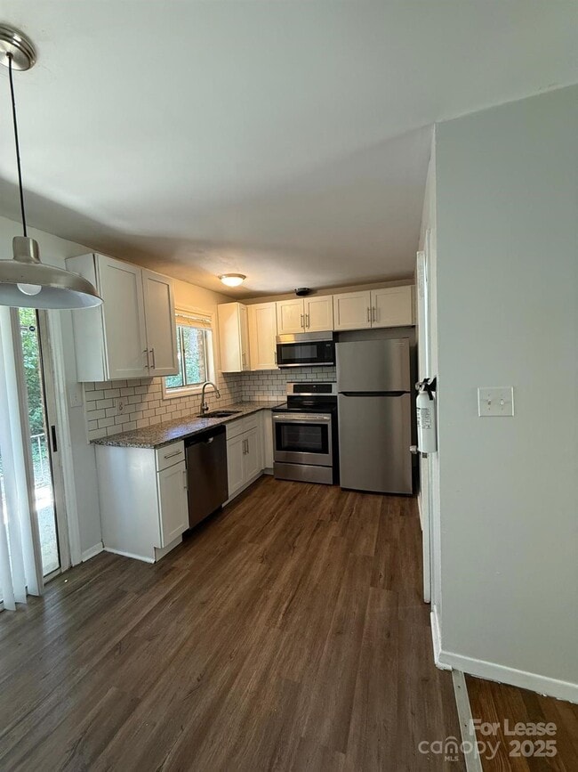 Building Photo - 617 Camrose Dr