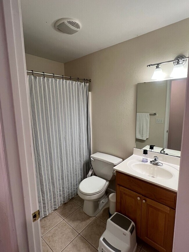 Building Photo - Available in August!! 3 Bedroom / 2 Bathro...