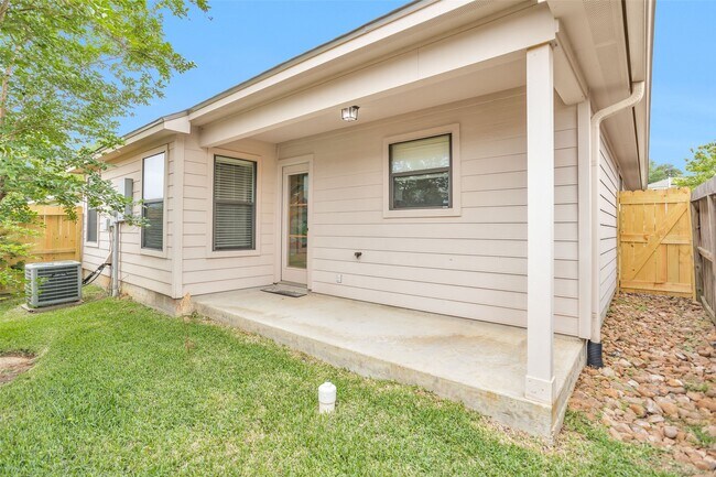Building Photo - 119 Golfview Ct