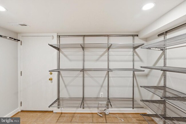 Building Photo - 625 Gresham Pl NW