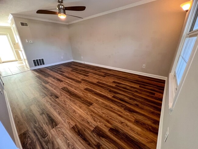 Building Photo - Charming Brick Townhome in Clemmons/Winston Salem w/ Community Pool!