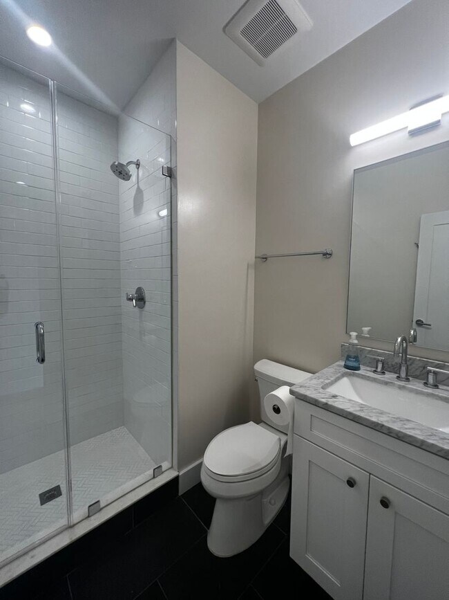 Building Photo - Lavish 5 BR/4 BA Townhome in Petworth!