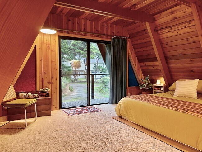 Building Photo - 2780 SW Breakers Dr