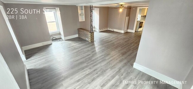 Building Photo - 3rd Floor: 2 Bedroom/ 1 Bathroom Apartment...