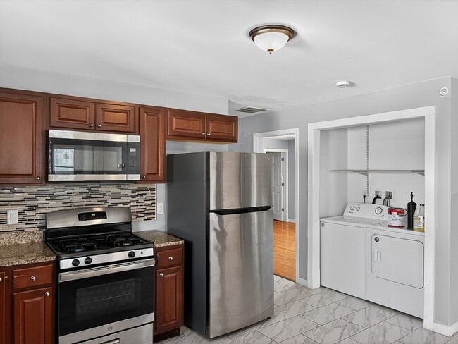 Building Photo - 247 Pilgrim Ave