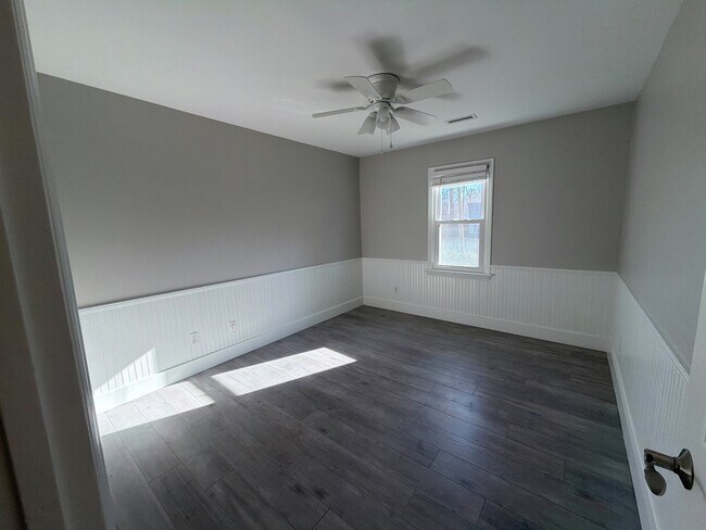 Building Photo - 115 Waterfall Ct