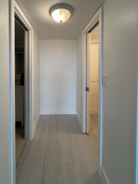 Building Photo - 2202 S Cypress Bend Dr