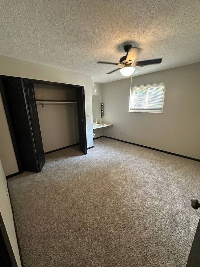 Building Photo - Updated 2BR Duplex with Garage & Yard – Co...