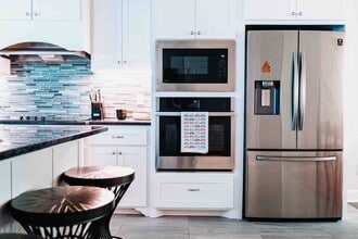 Building Photo - 406 NW Retreat Ln