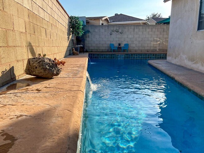 Building Photo - 5 Bed 3 Bath House With Amazing Salt Water Pool!