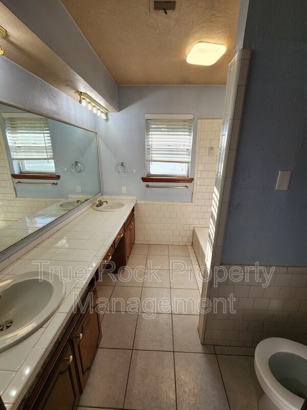 Building Photo - 329 S Morrison Dr