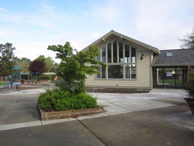 Building Photo - 4 bedroom 2 bath house in Holbrook Heights- Concord