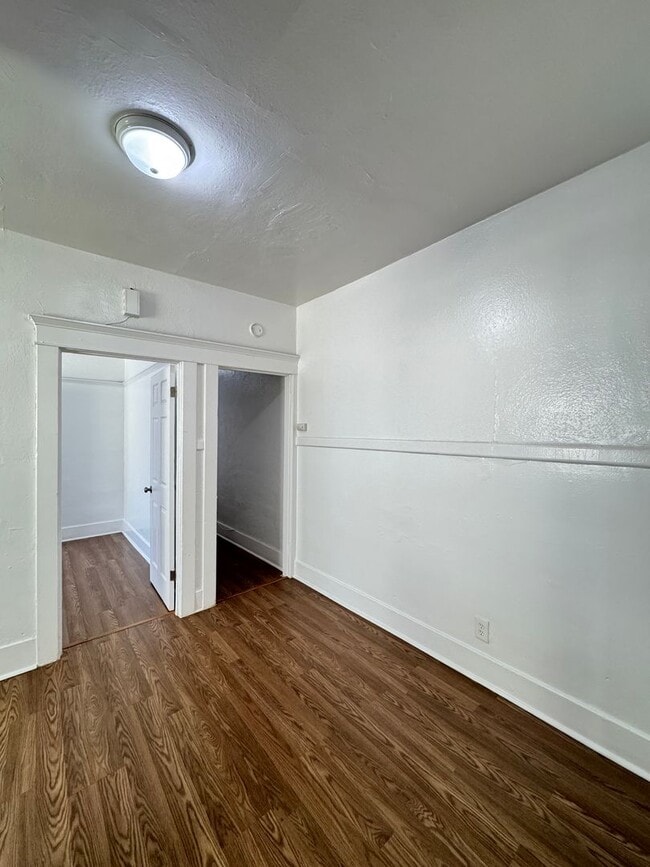 Building Photo - 458 W Vernon Ave
