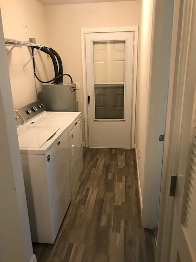 Building Photo - Cute Home Ready for Family