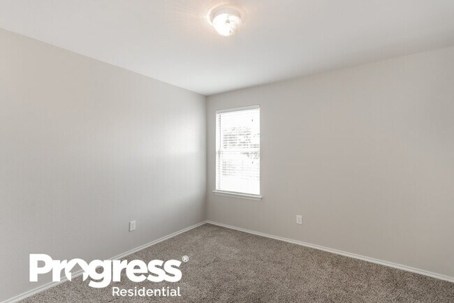 Building Photo - 302 Shadow Bend Cir