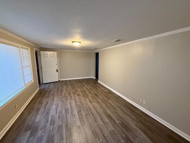 Building Photo - Spacious 3 Bedroom 1  Bath home with Appliance and Washer/Hookup.