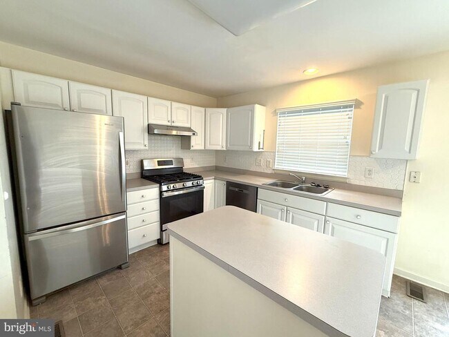 Building Photo - 16 Colts Neck Dr